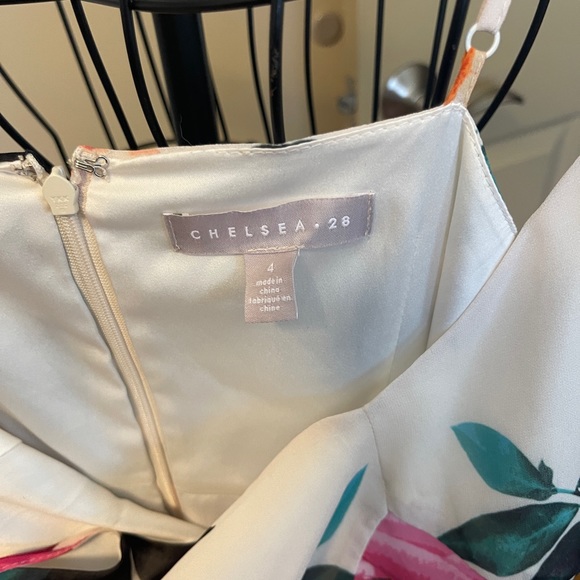 ❌SOLD❌ ⭐️Chelsea 28 floral dress - Picture 3 of 3